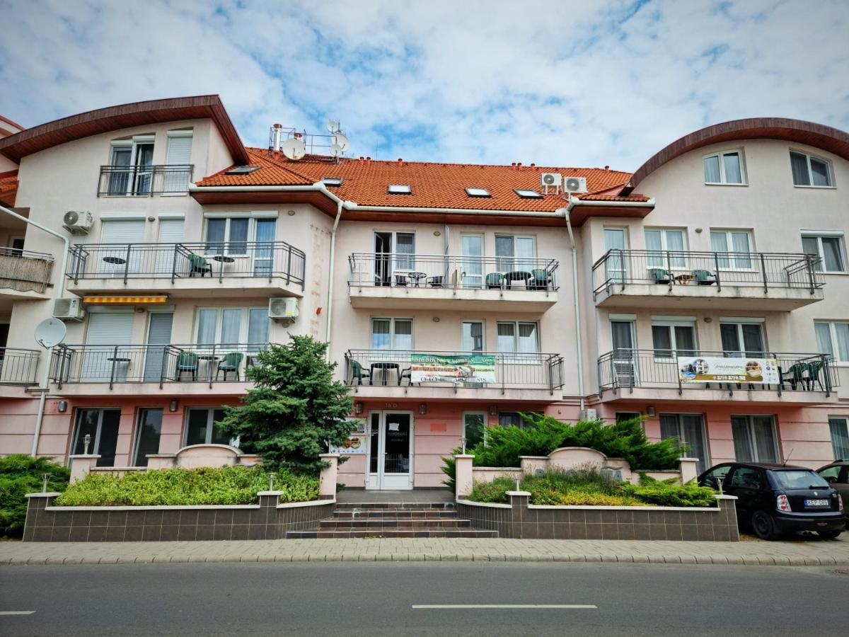 Relax Wellness Apartman Hajdúszoboszló Apartamento Exterior foto
